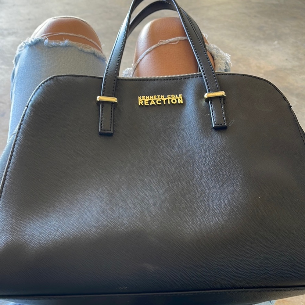 Black, Kenneth Cole purse very good condition